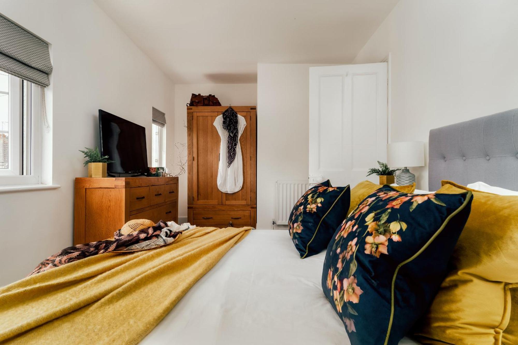 Littlefields - Stylish, Modern With Large Garden, Close To *